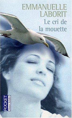 une femme heureuse et une mouette en train de voler
