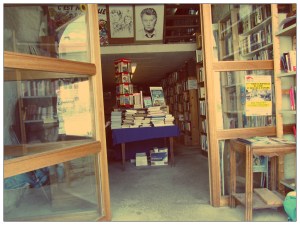 l'entrée d'une librairie