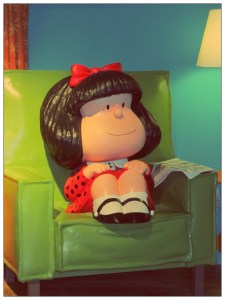 mafalda assise dans un fauteuil