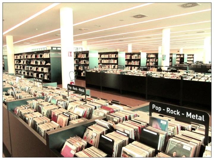 intérieur d'une médiathèque