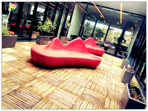 un patio dans une médiathèque