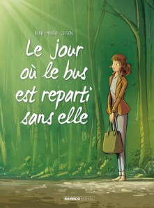 femme qui attend le bus